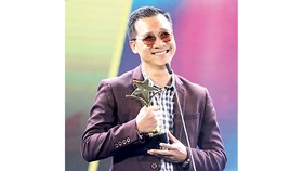 Đạo diễn Dũng Nghệ nhận giải Đạo diễn Phim truyền hình xuất sắc nhất tại giải thưởng Ngôi sao xanh 2019