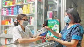 Người dân mua khẩu trang tại nhà thuốc Phú Lâm (đường Nguyễn Văn Thương, quận Bình Thạnh, TPHCM). Ảnh: DŨNG PHƯƠNG