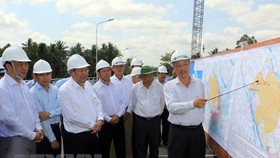 Phó Thủ tướng Thường trực Chính phủ Trương Hòa Bình khảo sát công tác phòng, chống hạn hán, xâm nhập mặn tại công trình Cống Vũng Liêm. Ảnh: Phạm Minh Tuấn/TTXVN