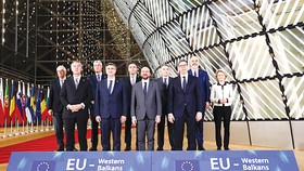Lãnh đạo EU và các nhà lãnh đạo 6 quốc gia, vùng lãnh thổ khu vực Tây Balkan tại cuộc họp. Ảnh: MENAFN