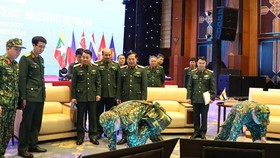 Trung tướng Lê Huy Vịnh kiểm tra công tác bảo đảm y tế, an ninh chuẩn bị cho ADMM Hẹp. Ảnh: mod.gov.vn
