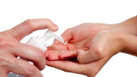 Khen thưởng các nhóm nghiên cứu phòng chống Covid-19