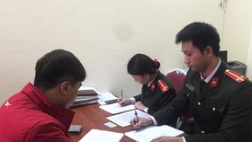 Cơ quan Công an huyện Thủy Nguyên làm việc với C. và ra quyết định xử phạt vi phạm hành chính 12,5 triệu đồng liên quan việc tung hình ảnh kèm nội dung sai sự thật lên mạng xã hội. Ảnh: Thủy Nguyên - Báo Tuổi Trẻ