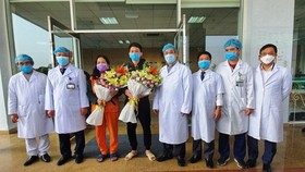 Ngày 18-2, bà N.T.Y và anh P.V.C được ra viện sau khi điều trị khỏi Covid-19 tại Bệnh viện Bệnh Nhiệt đới Trung ương