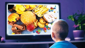Trẻ em - nạn nhân của quảng cáo và biến đổi khí hậu