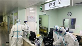Nhân viên y tế tại một bệnh viện ở Vũ Hán, tỉnh Hồ Bắc, Trung Quốc. Ảnh: AFP/TTXVN