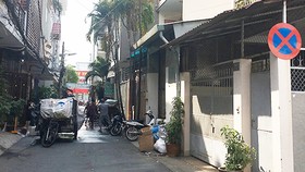Biển báo cấm tất cả các loại phương tiện (có động cơ và không động cơ) dừng và đậu trong hẻm