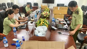 Cán bộ QLTT TPHCM kiểm đếm lô hàng iPhone trôi nổi, trị giá hàng tỷ đồng