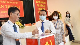 Các đại biểu bỏ phiếu bầu Ban Chấp hành Đảng bộ Cục Thống kê TP lần thứ XVI, nhiệm kỳ 2020 - 2025. Ảnh: hcmcpv