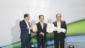 Doanh nhân Đỗ Quang Hiển (ở giữa) trao ủng hộ, đồng hành cùng chương trình “Cả nước chung tay vì người nghèo” năm 2019