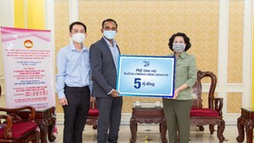 Bà Tô Thị Bích Châu, Chủ tịch Ủy ban MTTQ Việt Nam TPHCM, tiếp nhận ủng hộ từ P&G Việt Nam