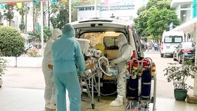 Các bác sĩ Bệnh viện Chợ Rẫy đưa bệnh nhân thứ 91 về phòng điều trị