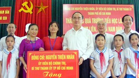 Bí thư Thành ủy TPHCM Nguyễn Thiện Nhân tặng 10 bộ máy vi tính cho Trường Tiểu học Làng Sen, Nghệ An