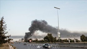 Khói bốc lên tại khu vực Abou Slim thuộc Tripoli, Libya do xung đột giữa lực lượng ủng hộ Chính phủ và lực lượng LNA trung thành với Tướng Khalifa Haftar, ngày 6-5-2020. Ảnh: THX/TTXVN