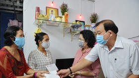 Chủ tịch Ủy ban MTTQ Việt Nam TPHCM Tô Thị Bích Châu và Giám đốc Sở LĐTB-XH TPHCM Lê Minh Tấn trao quà tới người dân gặp khó khăn bởi dịch Covid-19 tại quận Phú Nhuận vào ngày 7-4. Ảnh: VIỆT DŨNG