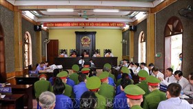 Phiên tòa sơ thẩm xét xử 12 bị cáo trong vụ án gian lận điểm thi THPT quốc gia năm 2018 xảy ra tại tỉnh Sơn La. Ảnh: TTXVN