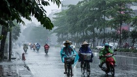 Miền Nam mưa dông, miền Bắc nắng nóng