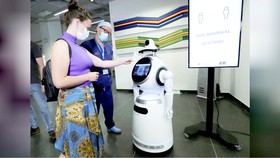 Robot tiếp tân giảm nguy cơ lây nhiễm Covid-19