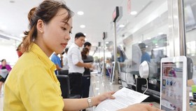 Người dân đánh giá sự hài lòng về thủ tục hành chính tại UBND quận 12. Ảnh: VIỆT DŨNG