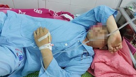 Anh Vũ Văn Pho điều trị ở bệnh viện sau khi bị đánh. Ảnh: Thanh Nien Online