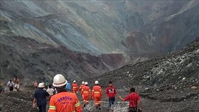 Lực lượng cứu hộ tìm kiếm nạn nhân sau vụ lở đất ở bang Kachin, Myanmar ngày 2-7-2020. Ảnh: AFP/TTXVN