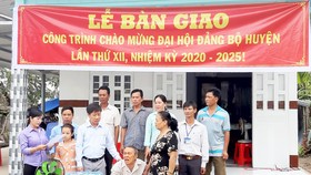 Ông Ngô Văn Thu rơi nước mắt khi nhận nhà mới. Ảnh: Huỳnh Lợi