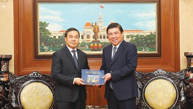 Chủ tịch UBND TPHCM Nguyễn Thành Phong tiếp Đại sứ CHDCND Lào Sengphet Houngboungnuang. Ảnh: DŨNG PHƯƠNG