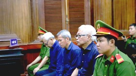 Bị cáo Trần Phương Bình (thứ 2 từ phải qua)