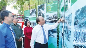 Thủ tướng Nguyễn Xuân Phúc thăm không gian trưng bày hình ảnh về lực lượng thanh niên xung phong. Ảnh: VIẾT CHUNG