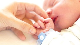 Bé sơ sinh khó mắc Covid-19 từ mẹ