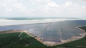 Điện mặt trời tại hồ Dầu Tiếng, tỉnh Tây Ninh. Ảnh: CAO THĂNG