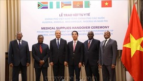 Thứ trưởng Bộ Ngoại giao Tô Anh Dũng với các Đại sứ, đại diện Đại sứ quán các nước Algeria, Angola, Mozambique, Nigeria và Nam Phi tại Việt Nam. Ảnh: Văn Điệp/TTXVN