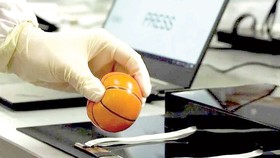 “Da điện tử” có thể phân biệt giữa quả bóng mềm và quả bóng nhựa cứng
