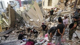 Các binh sĩ Lebanon tìm kiếm người sống sót sau vụ nổ. Ảnh: AP
