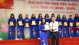 Đồng chí Phạm Quốc Bảo tặng biểu trưng cho các điển hình tiên tiến trong phong trào thi đua của đơn vị