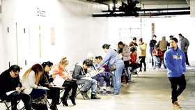 Người thất nghiệp tại Los Angeles (Mỹ) kê khai để được hưởng trợ cấp