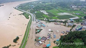 Một ngôi làng ở Hadong, tỉnh Gyeongsang Nam, bị nhấn chìm do nước tràn từ sông Seomjin, ngày 8-8-2020. Ảnh: Yonhap