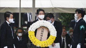 Thủ tướng Nhật Bản Shinzo Abe đặt vòng hoa trong lễ tưởng niệm 75 năm Mỹ ném bom nguyên tử xuống thành phố Nagasaki, tại Công viên Hòa Bình của thành phố này ngày 9-8-2020. Ảnh: AFP/TTXVN