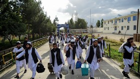 Các tù nhân Taliban được phóng thích khỏi nhà tù Pul-e-Charkhi ở ngoại ô thủ đô Kabul, Afghanistan ngày 31-7-2020. Ảnh: AFP/TTXVN