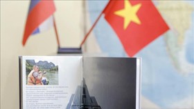 Cuốn sách “Việt Nam cất cánh” góp phần tô thắm thêm tình hữu nghị Việt Nam – Liên bang Nga. Ảnh: Hồng Quân/TTXVN