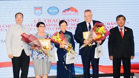 Các cá nhân nhận Kỷ niệm chương “Vì hòa bình, hữu nghị giữa các dân tộc”. Ảnh: hcmcpv
