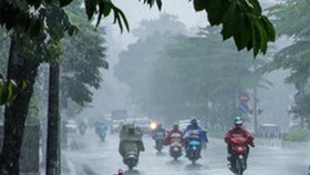 Miền Nam mưa dông, miền Bắc nắng nóng