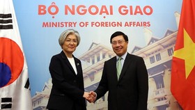 Phó Thủ tướng, Bộ trưởng Ngoại giao Phạm Bình Minh và Bộ trưởng Ngoại giao Hàn Quốc Kang Kyung Wha trước thềm cuộc hội đàm tại Nhà khách Chính phủ ngày 9-3-2018. Ảnh: VGP