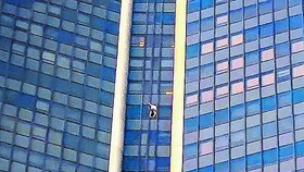 Người đàn ông đã bị cảnh sát bắt sau khi đang leo trên mặt tiền tòa Tour Montparnasse