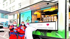 Anh Sơn tặng các bác sĩ, đội ngũ y tế ở Warsaw những bữa ăn miễn phí