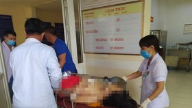 Nạn nhân được chuyển vào Bệnh viện Đa khoa tỉnh Hà Tĩnh cấp cứu