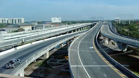 Dùng chất thải nhựa làm đường giao thông
