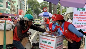 Người dân quyên góp tiền tại thùng đặt trước Hội Chữ thập đỏ TPHCM