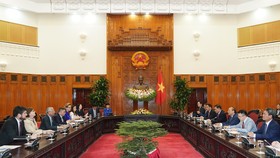 Thủ tướng Nguyễn Xuân Phúc tiếp Điều phối viên Liên Hợp Quốc, ông Kamal Malhotra và Trưởng đại diện các tổ chức LHQ tại Việt Nam chiều 21/10. Ảnh VGP/Quang Hiếu