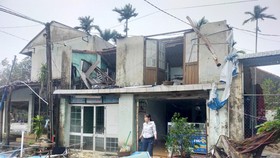 Sau bão, người dân trở về trong tan hoang